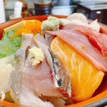 三是寿司 - 産直海鮮丼 （大盛）1020円