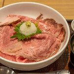 デニーズ - 2021.1 黒毛和牛のローストビーフ丼 みそ汁つき（1,758円）