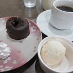 食事と喫茶 もとまち - フォンダンショコラ200円。コーヒーはランチに付きます