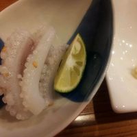 鮨 志の助 - 1 赤ｲｶ(ｹﾝｻｷｲｶ)生ｹﾞｿﾞ 胡麻かけ