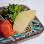 うを徳 - 【殽（さかな）】、"小菜碟兒（こざら）"、山州（やましろ）"淀蘿蔔（よどおほね）"