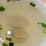 景徳鎮 - セットのスープを一口いただくと、生姜が効いたスープで、アサリの旨味が、感じられます。