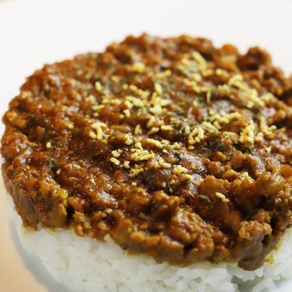 〆にオススメ！鶏ミンチのドライカレー(880円)