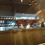 鮮彩えにし - 内観(カウンター席から焼き台でのカレイを眺める)