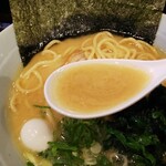 横濱家系ラーメン 龍乃家 - スープが空に舞う
