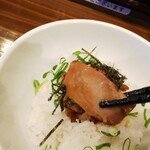 横濱家系ラーメン 龍乃家 - 肉が空に舞う