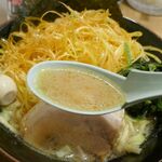 横浜道 - スープを啜ってみると、塩気とオイリー感は控えめで、家系ラーメンとしては割と飲みやすい味わい！