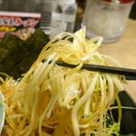 横浜道 - ネギは唐辛子系のタレが絡めてあってHOT!HOT!麺ともよく馴染みます！