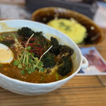 Soup curry tom tom kikir - ・茄子ニラキーマ豆腐カレー（バンジャピースープ）
                        ＋ブロッコリー 辛さ５