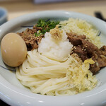 麺処 日向香 - 肉玉うどん（冷ぶっかけ）