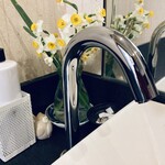 高尾 煉瓦屋 - 手洗いもセンサー付きの自動式の不接触型の水栓機で、ご安心してご利用できます。