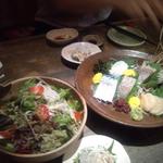 遊家 溝口駅前すずらん通り店 - 刺身盛り合わせと遊家サラダ