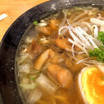 想作ダイニング 縁 - 醤油ラーメンには味付けされた地頭鶏入ってます