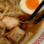 ラーメン☆ビリー - 鴨と鶏ガラの白湯といいつつ、淡麗系っぽい透明感あるスープに味変アイテム「鶏肉の煮こごり」を溶かす