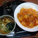 りゅうしょうえん - 日替りランチ
            エビチリ丼とミニラーメン 900円