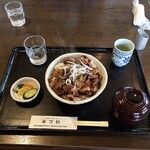 ヘルシーポークみつい - 平日ランチ 火曜日金曜日限定
            豚煮込み丼 700円