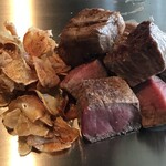 ステーキ みその 銀座店 - ガーリックチップとシェフの手仕事で
                                その香りを余すところなく纏ったお肉