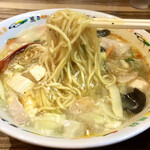 鴻運楼 - 酸辣湯麺　麺アップ