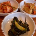 韓国料理 マダン - サービスのキムチ