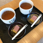 にしな光喜庵 - 包んでもらっている間にお茶とお茶菓子出してくれます。嬉しいサービス(・∀・)