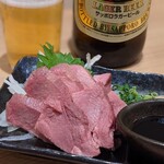 ふれあい立ち呑み酒場 ほていちゃん - “ 低温熟成調理 ” を謳ったタン刺し。いや…‥茹でたんの冷製かな。