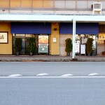 とんかつ 勝 - 追浜駅からは、歩いて約10分ほどです。反対側の歩道から全体を撮影しました。