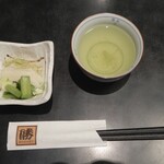 とんかつ 勝 - 席に座ると、お茶と白菜と高菜の浅漬けが運ばれて来ます。