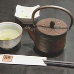 とんかつ 勝 - お代りのお茶は、南部鉄器の桜皮寸筒の急須で、用意してくれています。