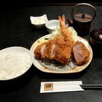 とんかつ 勝 - 特選厚切りロース”は、15分程で運ばれて来ました。とても肉厚ですので、揚げるのに時間が掛かります。