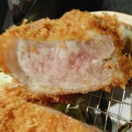 とんかつ 勝 - カットされた断面を見ると、お肉にピンク色が、少し残る状態で揚がっています。
