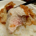 とんかつ 勝 - 一気に噛みついてみます。 肉を噛むと、脂の甘い香りがし、肉汁が口の中に溶けていきます。 とても柔らかく、ジューシーです。