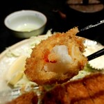 とんかつ 勝 - 少し濃い目のキツネ色に揚がった"海老フライ"、衣をカリッと齧った後には、太いエビが入っています。