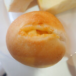 パン工房・喫茶 めいぷる - チーズパン　表面にチーズ少しだけど・・