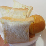 パン工房・喫茶 めいぷる - いただいたの。食パンは申し出ればカットしてくださるミャ