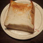 パン工房・喫茶 めいぷる - 角チーズ食パン　リベークするのも良さげ、たぶんはちみつ にも合いそうミャ