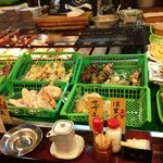 炉端 武蔵 - 美味しそうな、目前に並ぶ焼き物食材たち。