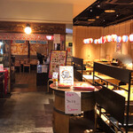 Nankurunaisa Kibaiyanse- - 客席(奥が店内、右はフードコート)