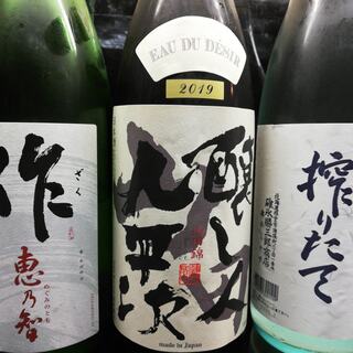 备有<20种以上>可在不同季节品尝的日本酒。烧酒种类也很丰富