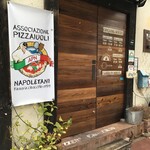 Pizzeria CROCCHIO - 新装となった入り口のドアの横には、日本ナポリピッツァ職人協会の認証旗