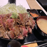 Karubiya - ステーキ丼 肉大盛り