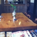 カフェ ド アルボール - 大きな木のテーブル