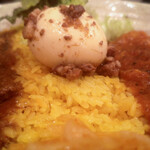 SPICY CURRY 魯珈 - ２種盛り、チキンカレーとラムカレー、ライス大盛、煮玉子追加