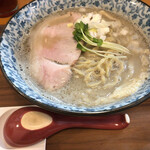 ラーメン イッケン - レギュラー麺から煮干し泡浮かぶ煮干しらーめん700円税込！