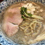 ラーメン イッケン - スープがエグミ苦味が無くて美味しい！豚チャーシューとカイワレが美味しい！