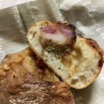 パンやきどころ RIKI - カラメルオニオンとイベリコベーコン ¥250+税