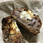 パンやきどころ RIKI - クランベリーとクルミのフロマージュ ¥250+税