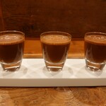 ココアショップ アカイトリ - ショコラデギュスタシオン　産地の異なる3種のココア飲み比べ♪この日はサントメ(西アフリカ)、ベトナム、ペルー
