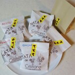ナタ・デ・クリスチアノ - エンパーダ・デ・フランゴ、パステル・デ・ナタ、ケイジャーダ・デ・シントラ、パポーシュ・デ・アンジョ（紙袋）