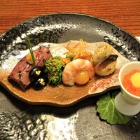 太田なわのれん - 花：先付（牛肉の一口握り寿し、黒豆、菜の花・からすみ、才巻海老の月環、小玉葱・へしこ）