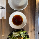 Yougan Yaki Kuroushino Sato - タレと取り皿と箸